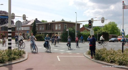 People of all ages and abilities using a simultaneous green junction by bike