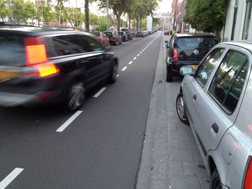Noorderhaven Groningen, car zooms in cycle lane